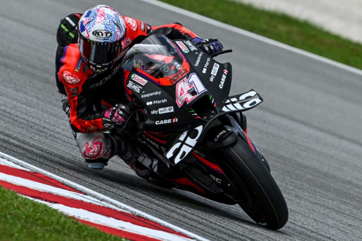 Le pilote espagnol Aleix Espargaro (Aprilia) lors de la première séance d'essais libres du week-end du Grand Prix de Malaisie, à Sepang le 21 octobre 2022.
