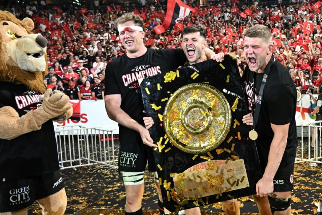 Blair Kinghorn (C) celebrates the Top 14 title with Jack Willis (R) and Thibaud Flament (L)