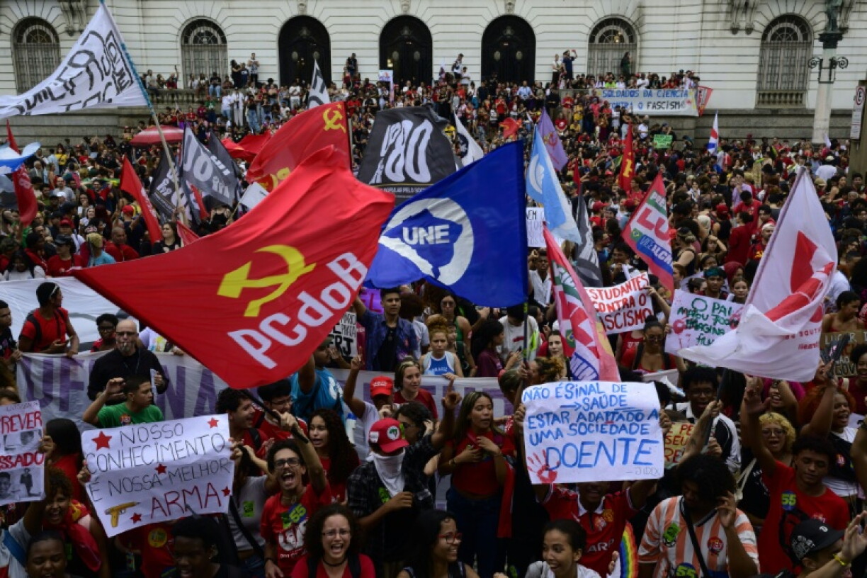 Des partisans du président de gauche Lula manifestent contre l'extrême droite à Rio de Janeiro, le 7 octobre 2026