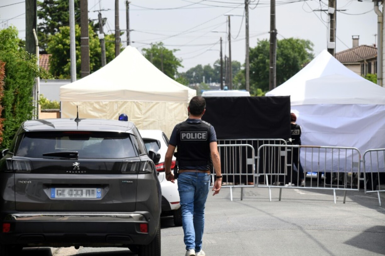 Un policier participant le 24 mai 2023 à la reconstitution du meurtre de Chahinez Daoud, tuée en 2021 à Mérignac, près de Bordeaux.