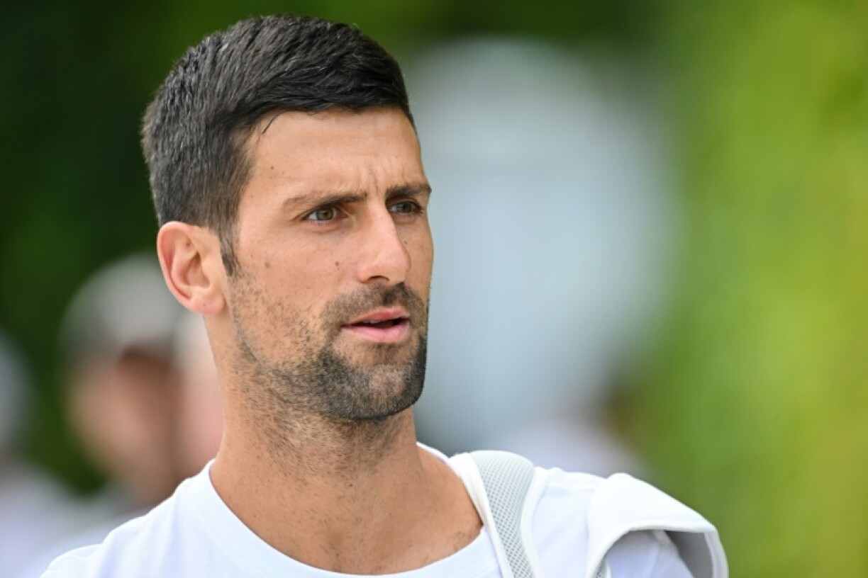 Novak Djokovic à l'entraînement le 2 juillet 2023 sur les courts de l'All England Tennis Club de Wimbledon. Le Serbe, tenant du titre, aura l'honneur de lancer lundi l'édition 2023 du tournoi