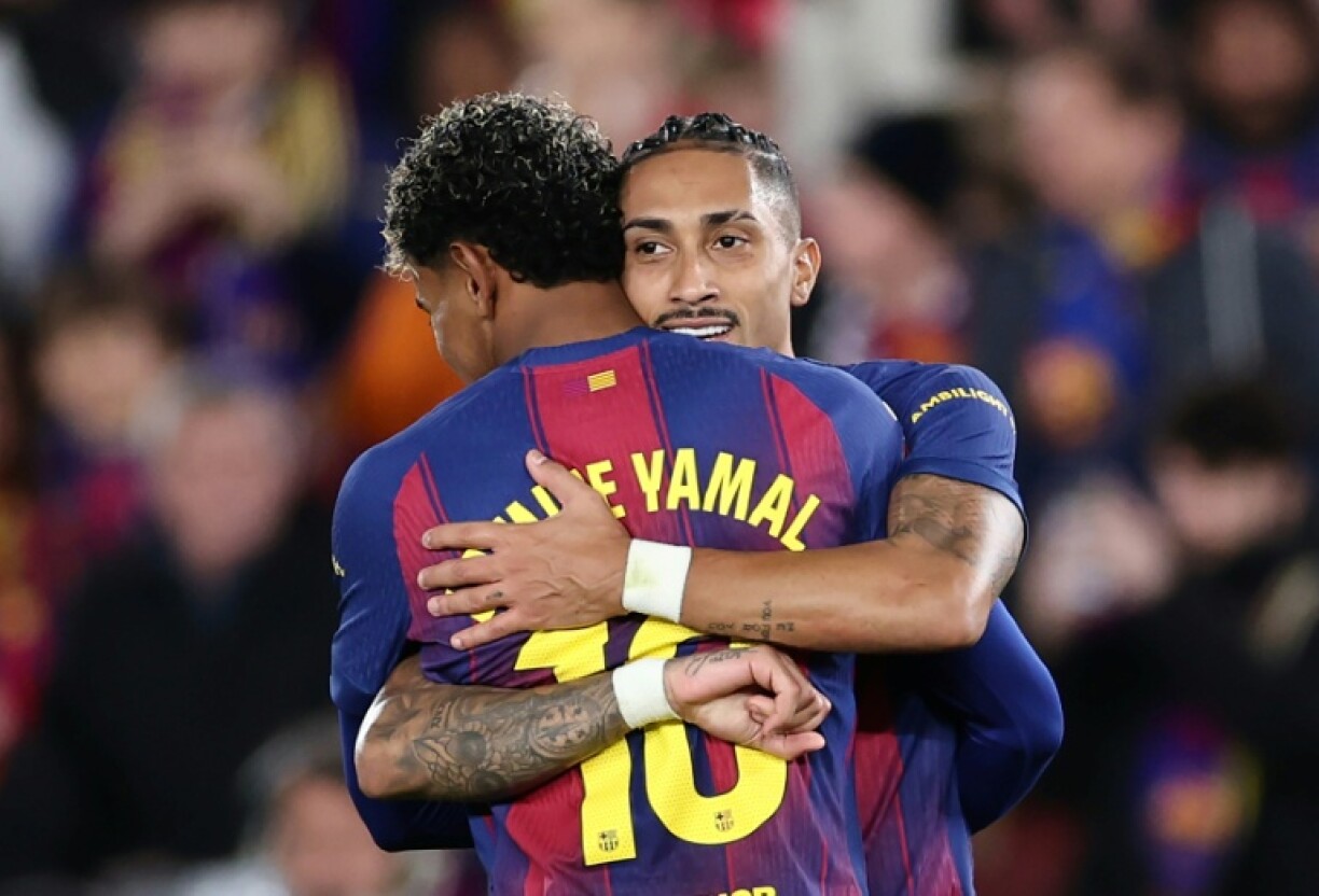 L'attaquant brésilien du Barça Raphinha enlace son équipier Lamine Yamal après un but inscrit en Liga contre Osasuna, le 13 décembre 2025 au Camp Nou