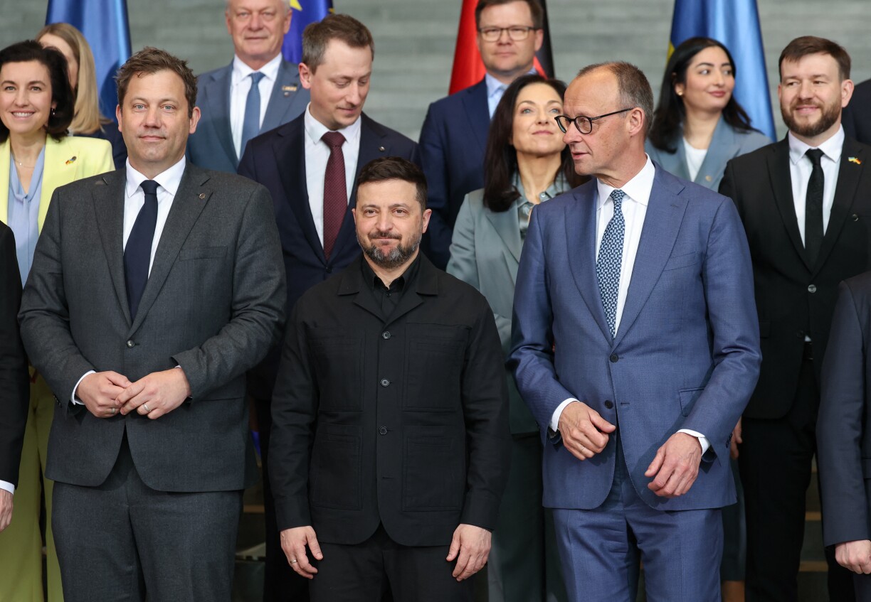 Eng Gruppefoto vun der ukrainescher Aarbechtsvisitt zu Berlin.