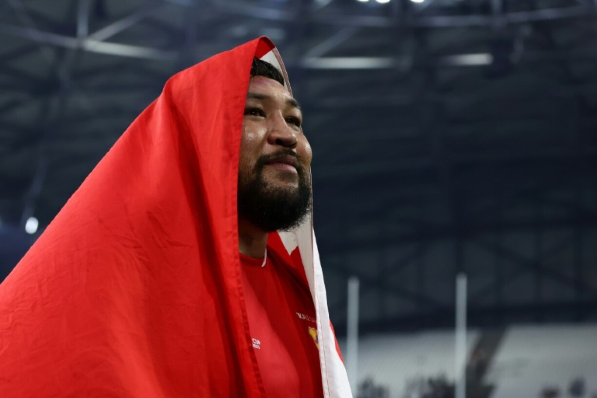 Le pilier des Tonga Ben Tameifuna lors du tour d'honneur enrobé dans un drapeau de son pays, après la défaite des Tonga contre l'Afrique du Sud au Mondial de rugby, au stade Vélodrome de Marseille, France, le 1er octobre 2023