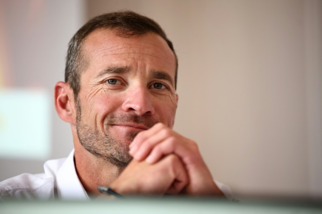 Le sélectionneur de l'équipe de France de cyclisme Thomas Voeckler pose lors d'une conférence de presse le 8 juillet 2024 à Orléans