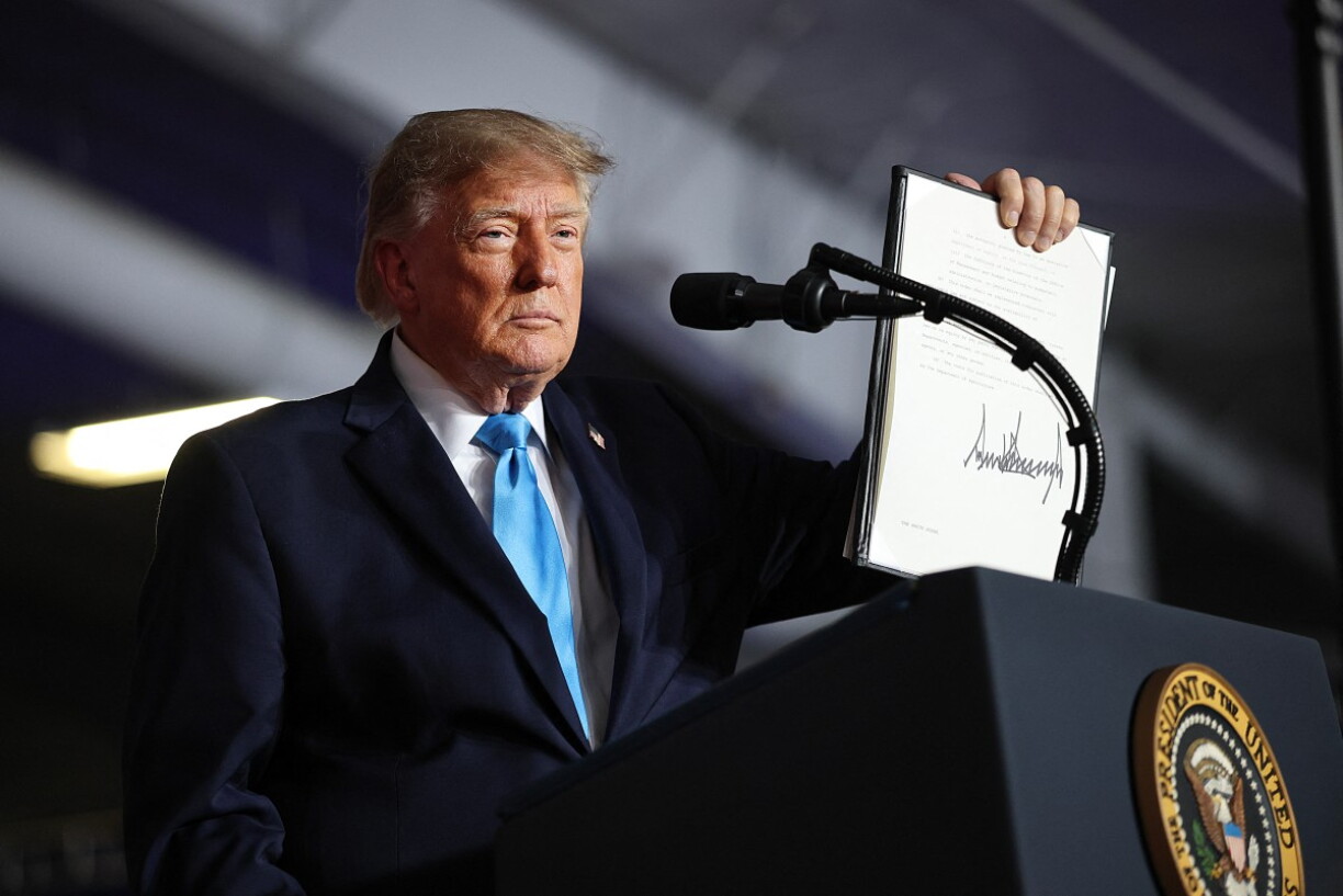 Den Donald Trump presentéiert en Dekreet, mat deem hien d'Dieselpräisser wëll nees erofkréien.