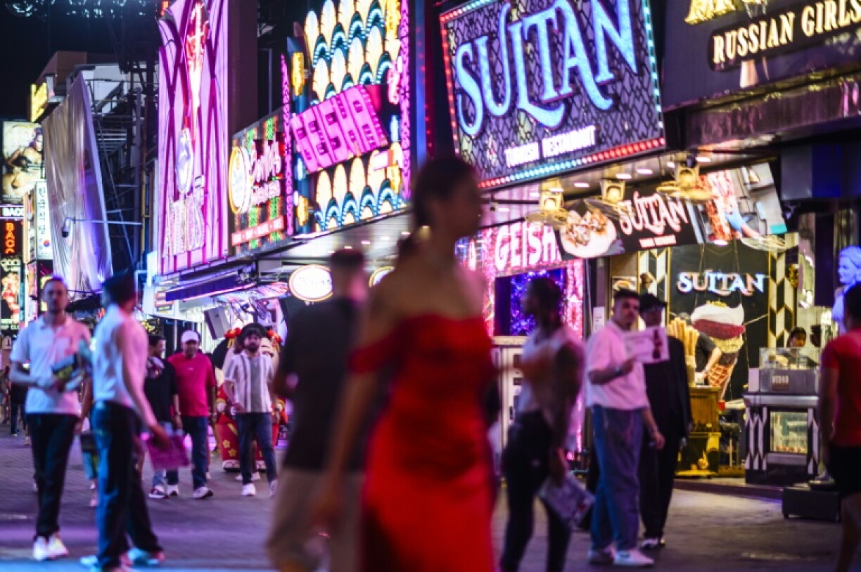 Des passants longent les bars et les clubs de Walking Street à Pattaya le 3 juillet 2026