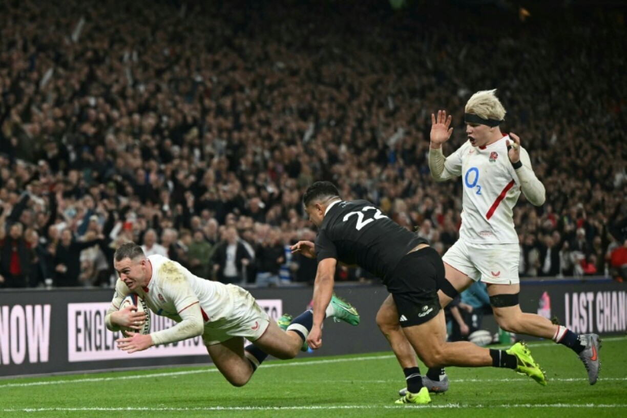 L'ailier anglais Tom Roebuck (à gauche) en train de marquer un essai lors du match contre la Nouvelle-Zélande, le 15 novembre 2025 à Twickenham
