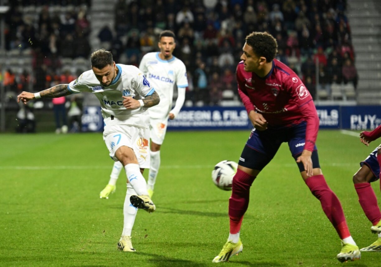 Le Marseillais Jonathan Clauss (g) devant le Clermontois Neto Borges, le 2 mars 2024 à Clermont