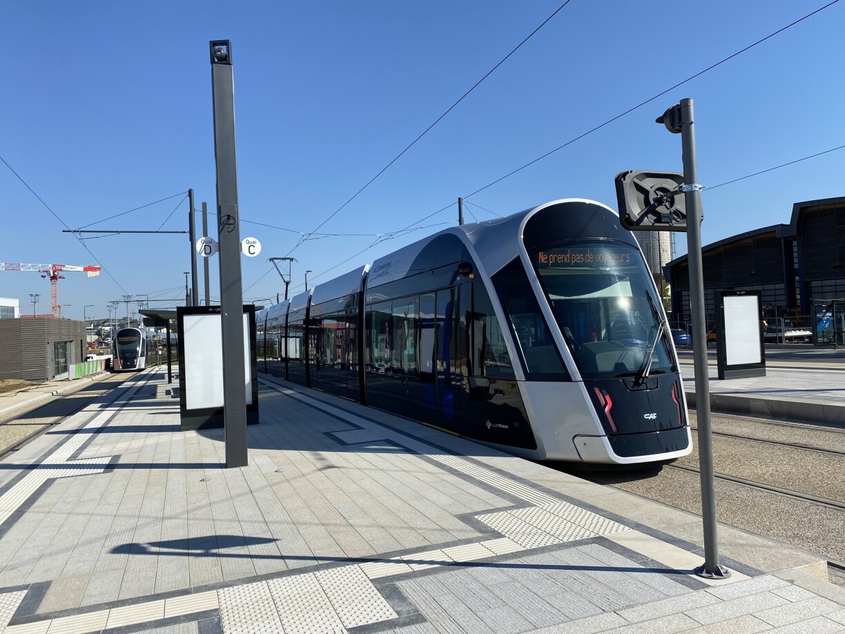 The tram at the 'Lycée Bouneweg' stop.