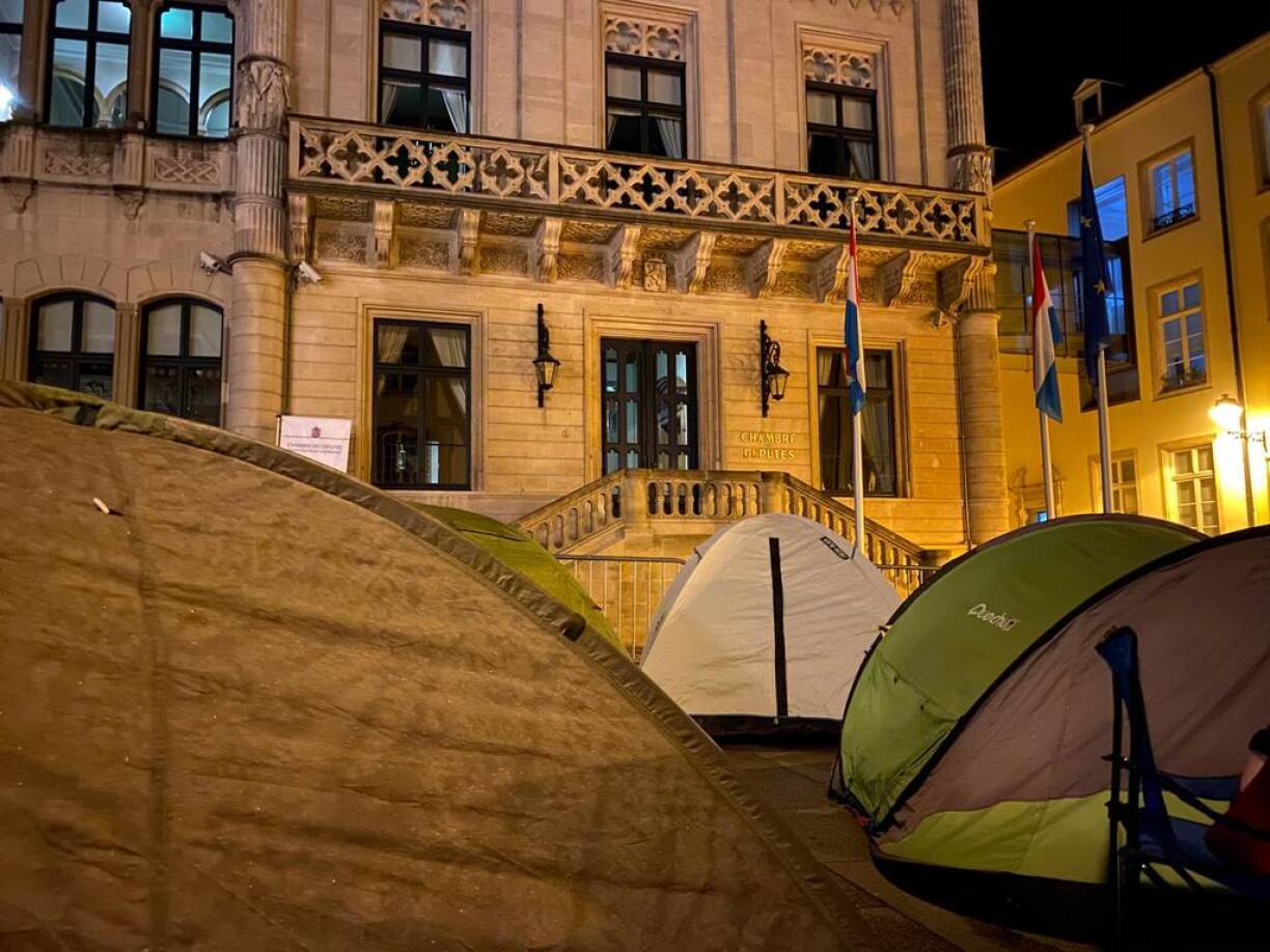 Une photo prise avec un iPhone 11 Pro lorsque des activistes campaient devant la Chambre des députés