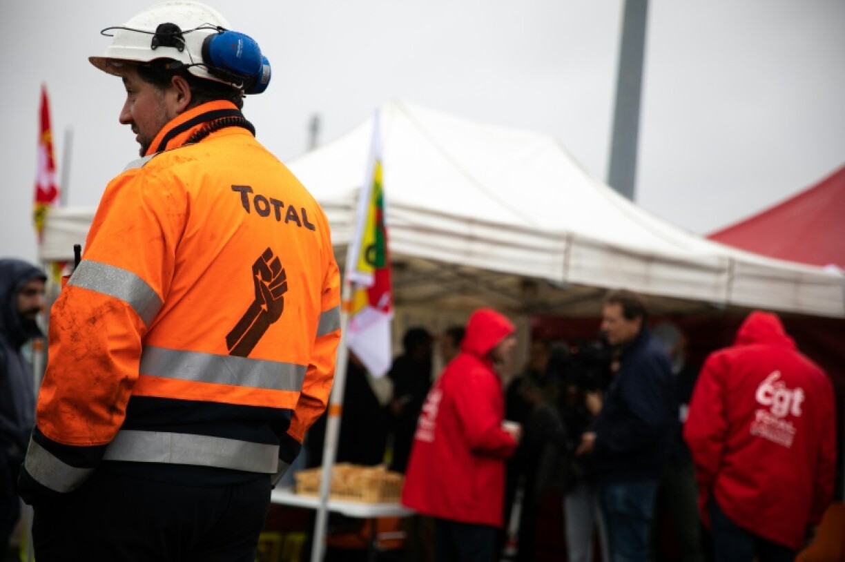 Des salariés grévistes et des syndicalistes sur le site de la raffinerie de TotalEnergies à Gonfreville-l'Orcher, près du Havre, le 13 octobre 2022 dans le nord-ouest de la France