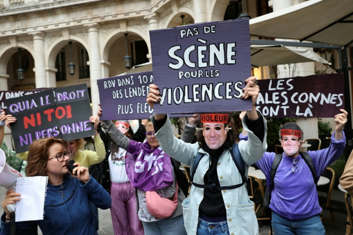 Manifestation du collectif féministe Nous Toutes contre une pièce où joue Patrick Bruel devant le théâtre Edouard VII à Paris le 3 juin 2026