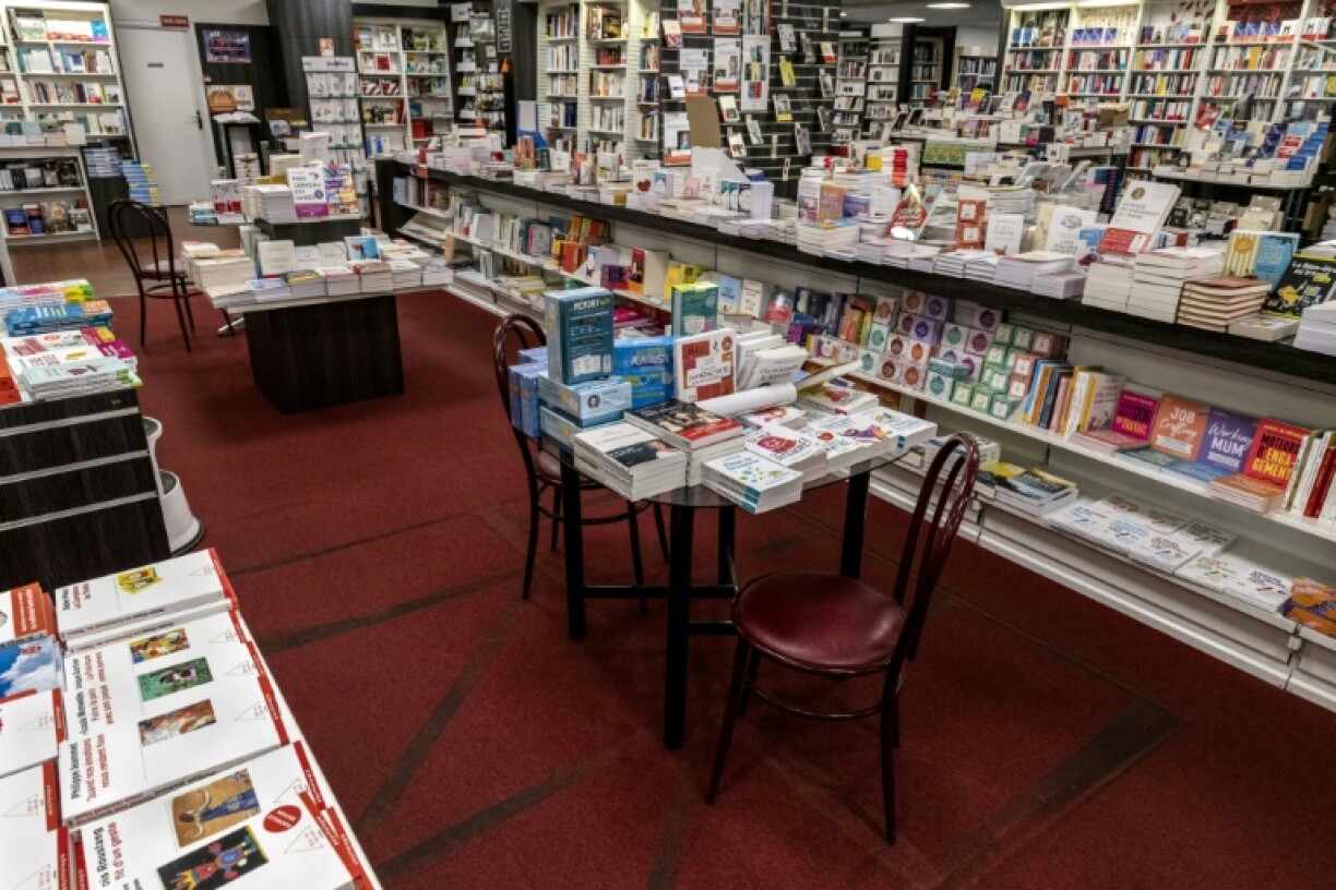Un rayon de la librairie Les Volcans à Clermont-Ferrand le 16 novembre 2020