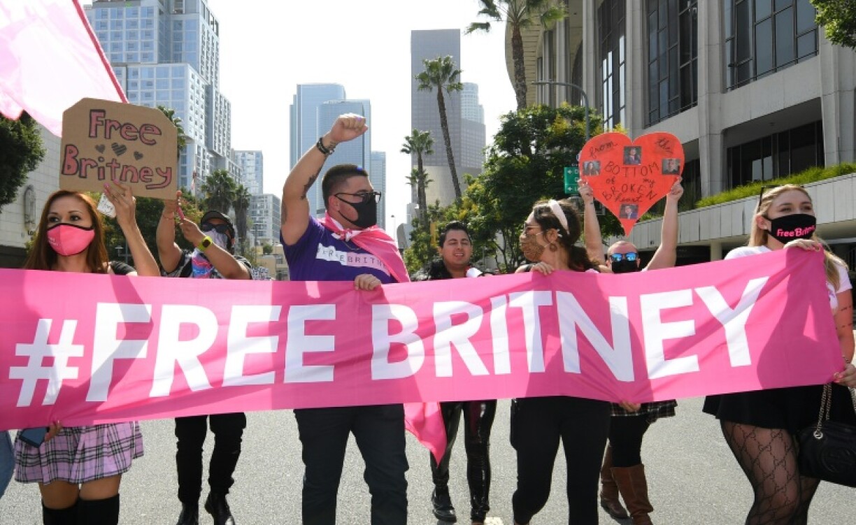 Des fans de Britney Spears rassemblés devant le tribunal de Stanley Mosk, le 29 septembre 2021 à Los Angeles, en Californie