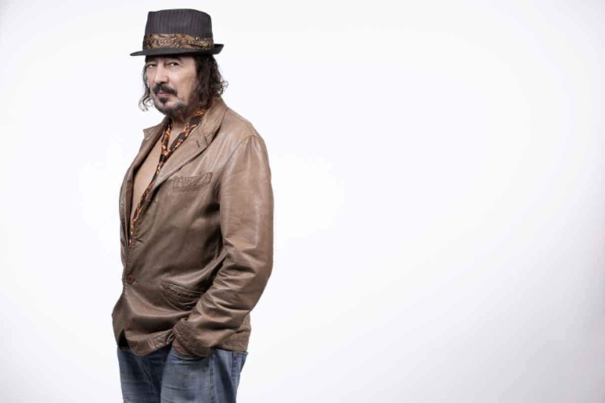 Le journaliste sportif Didier Roustan, décédé le 11 septembre 2024, pose dans le studio de l'AFP le 11 décembre 2023 à Paris