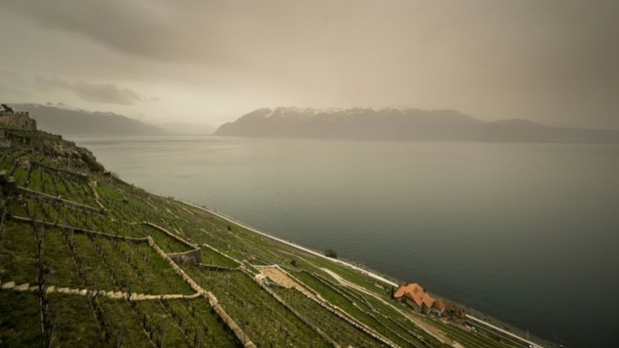 La ville suisse de Chexbres, dans le canton de Vaud, enveloppée dans un voile de sable du Sahara, le 30 mars 2024