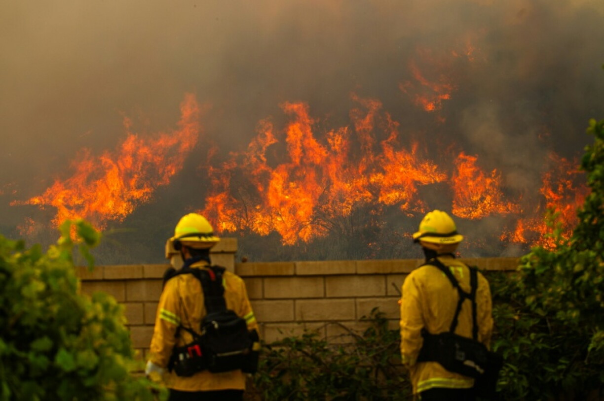 Des pompiers luttent contre le