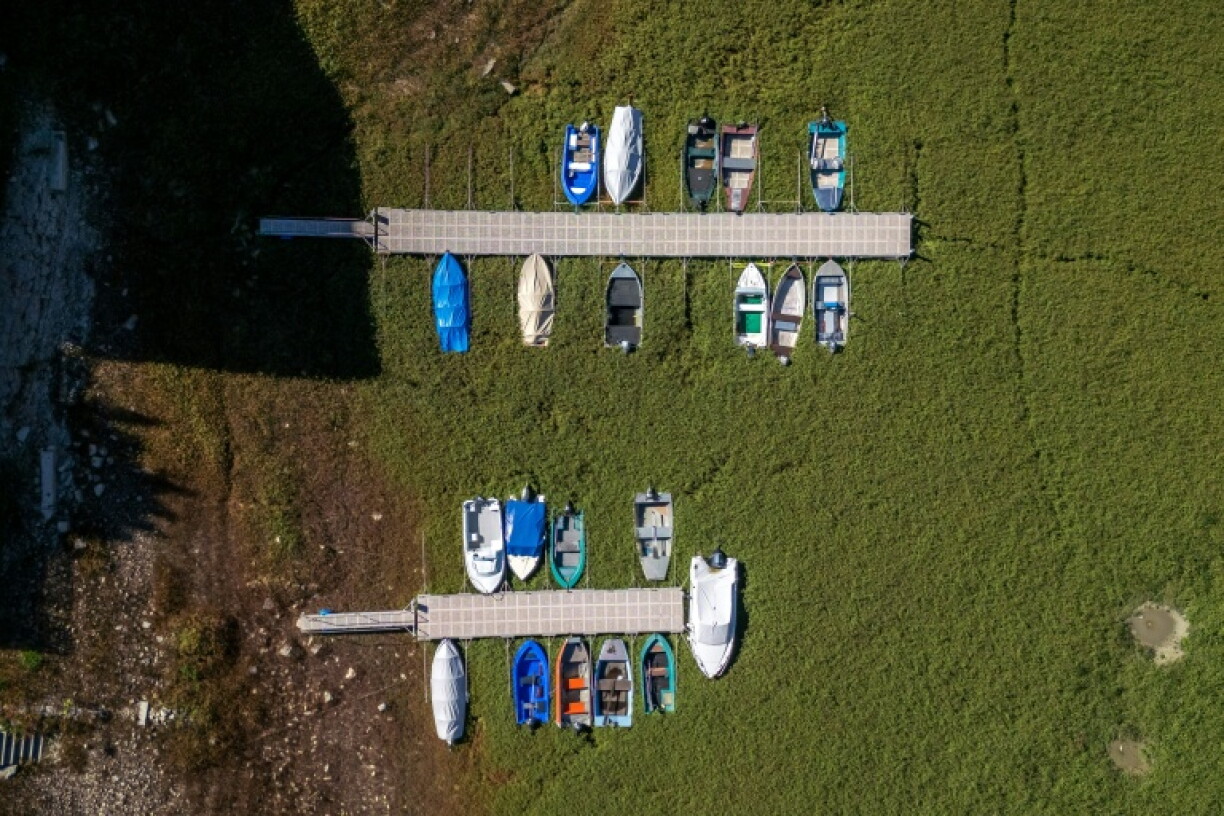 Boats stranded on the bed of the Lac des Brenets