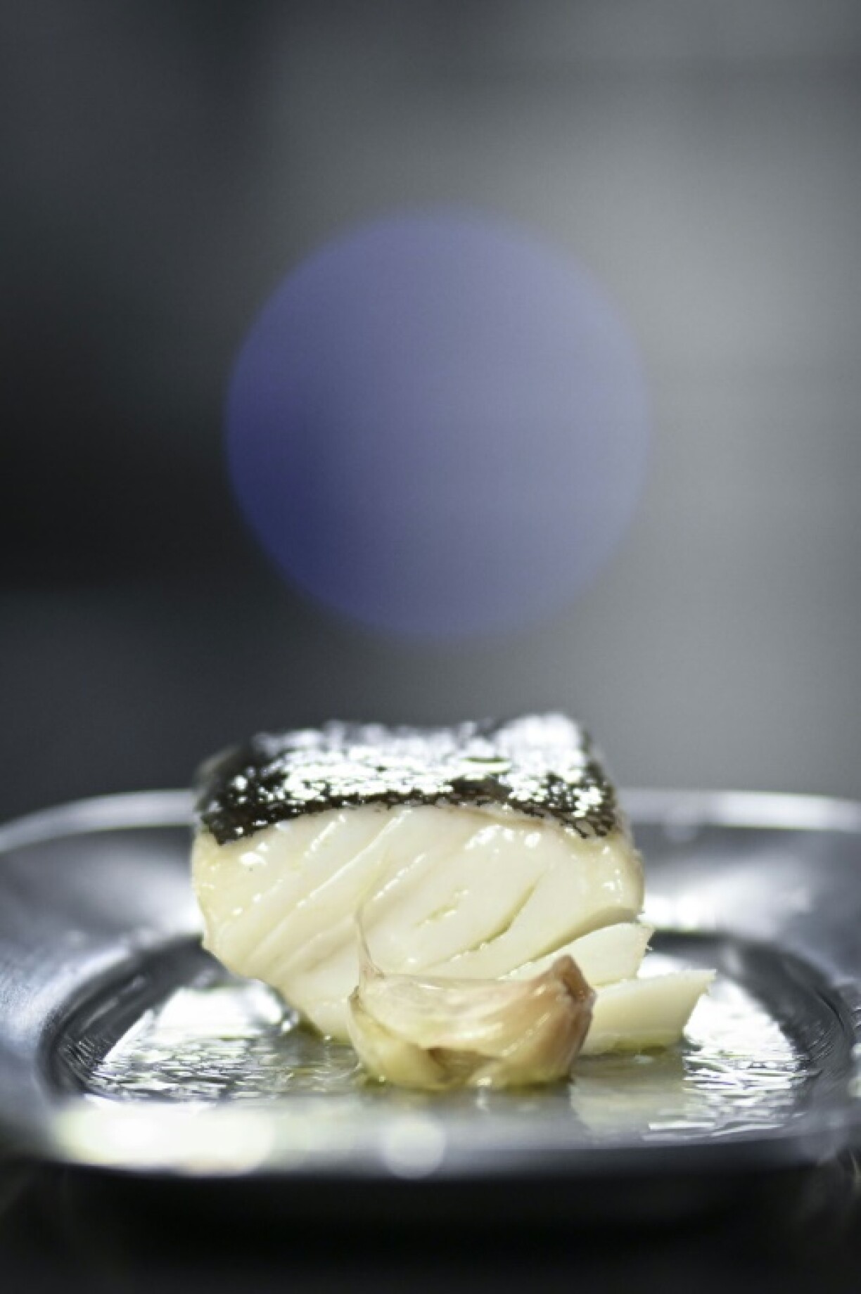 The most traditional way to prepare salted cod in Portugal at Christmas it is to bake it in the oven and serve it with boiled potatoes, but it can also be turned into fritters, grilled or replace meat in a lasagna