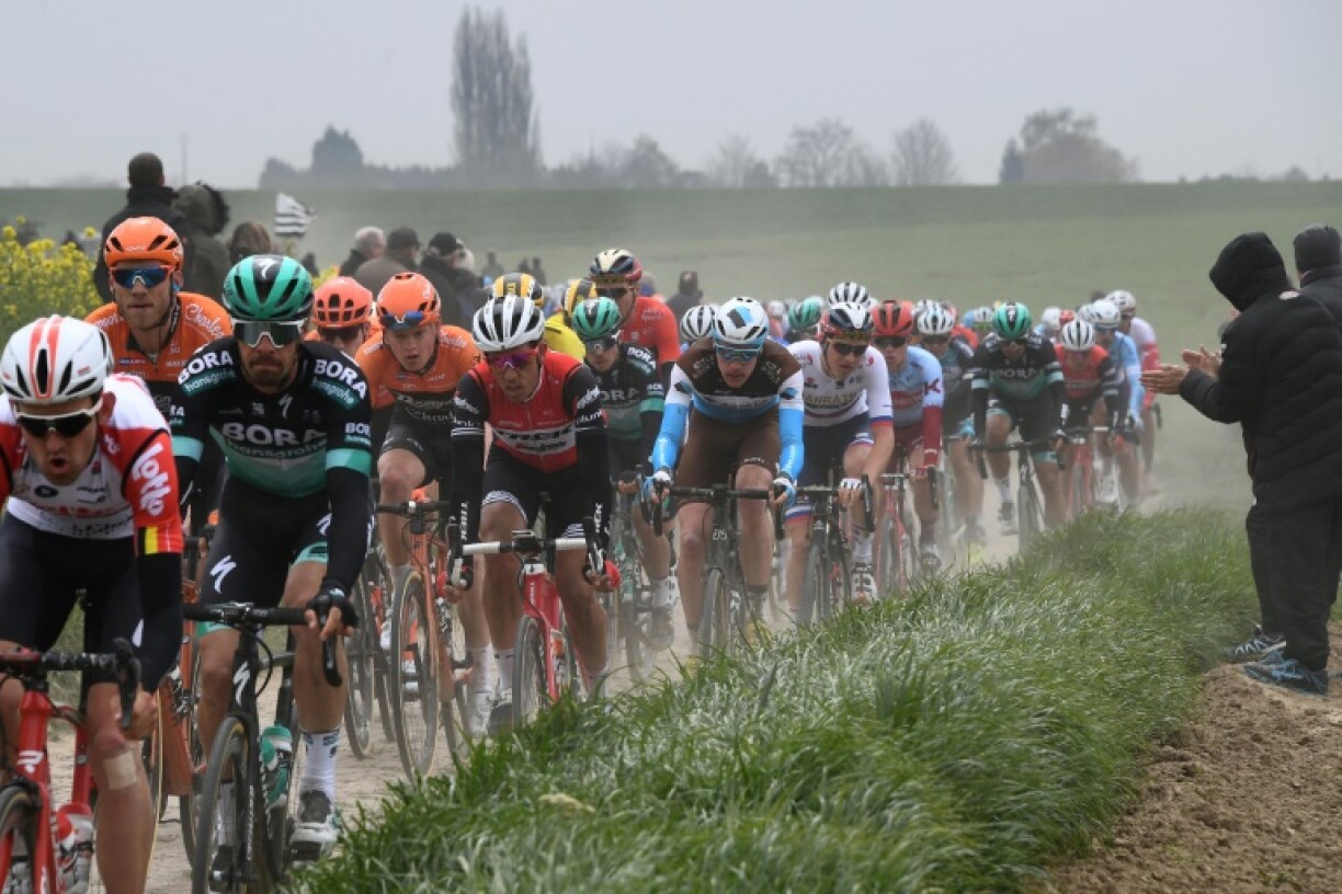 Le peloton du dernier Paris-Roubaix traverse un secteur pavéle 14 avril 2019