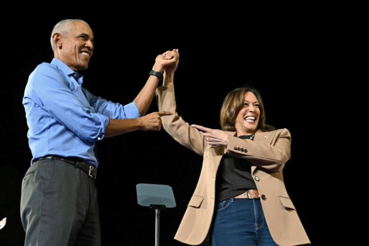 Barack Obama et Kamala Harris se tenant la main lors d'un meeting de campagne de la démocrate en Géorgie le 24 octobre, 2024