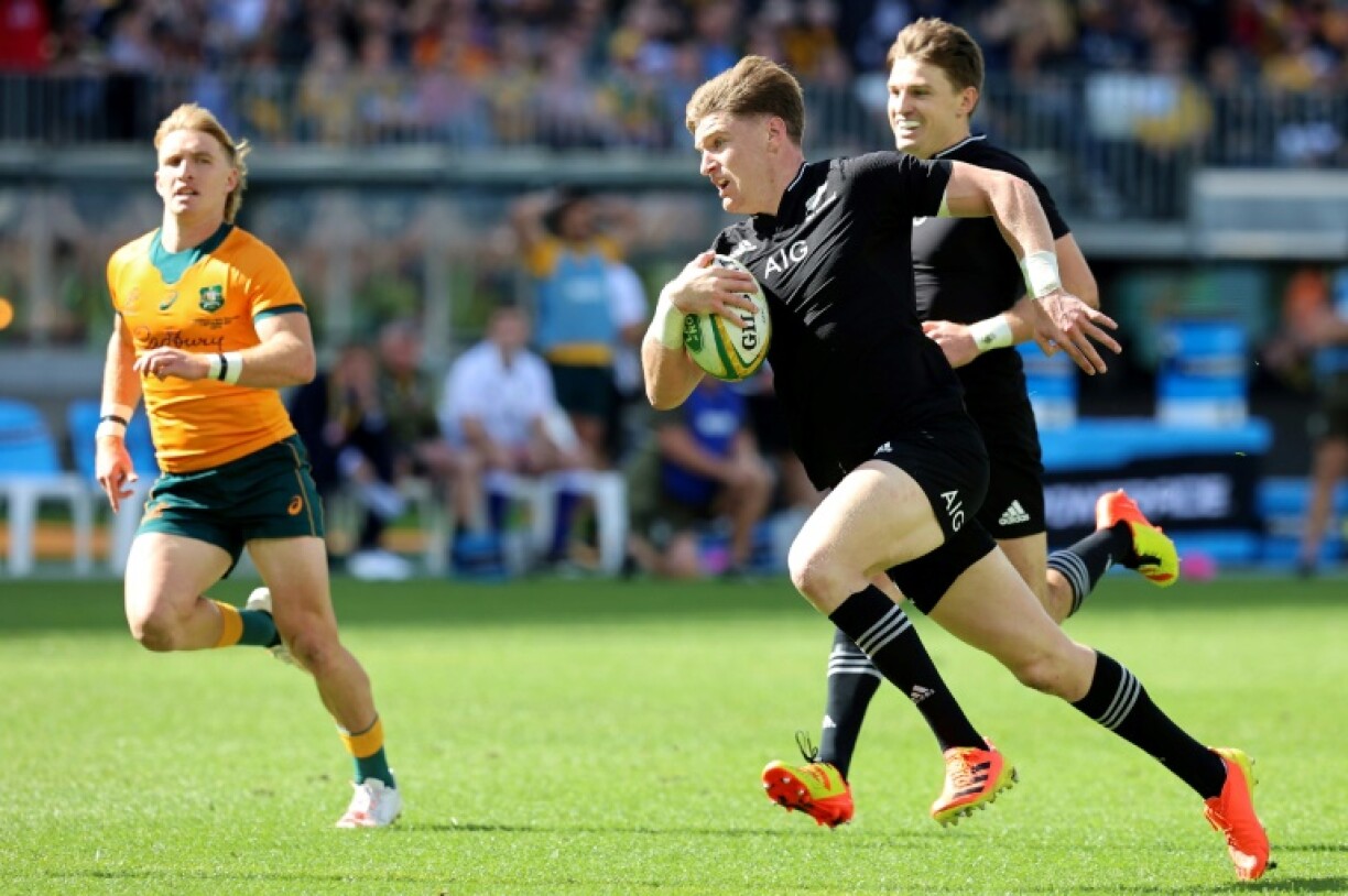 Le Néo-Zélandais Jordie Barrett court à l'essai durant le match entre All Blacks et Wallabies, le 5 septembre 2021 à Perth