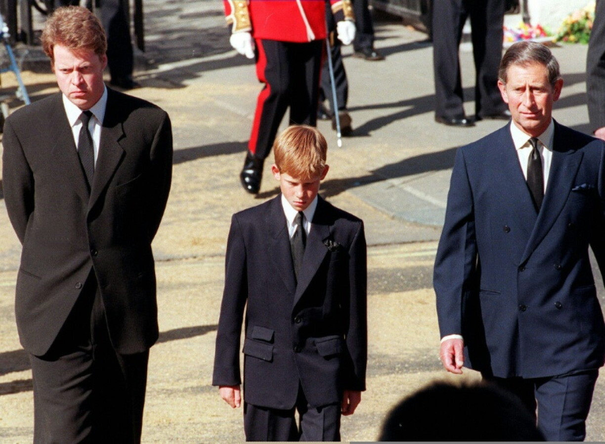Le frère de Diana, Charles Spencer, à gauche, marche au côté de du prince Harry et de Charles, alors prince de Galles, lors des obsèques de "Lady Di", le 6 septembre 1997 à Londres
