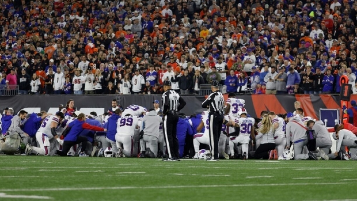 Les joueurs des Buffalo Bills rassemblés autour de leur coéquipier Damar Hamlin, après qu'il s'est effondré en plein match de NFL, victime d'un choc, le 2 janvier 2023 à Cincinnati