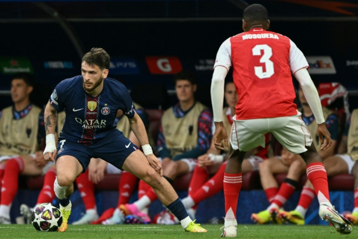 L'attaquant géorgien du PSG Khvicha Kvaratskhelia (G) face au défenseur espagnol Cristhian Mosquera lors de la finale de la Ligue des champions, le 30 mai 2026 à Budapest