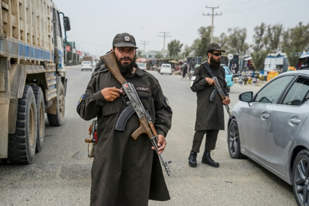 Des gardes talibans à un checkpoint de Kandahar, en Afghanistan, le 3 mars 2026