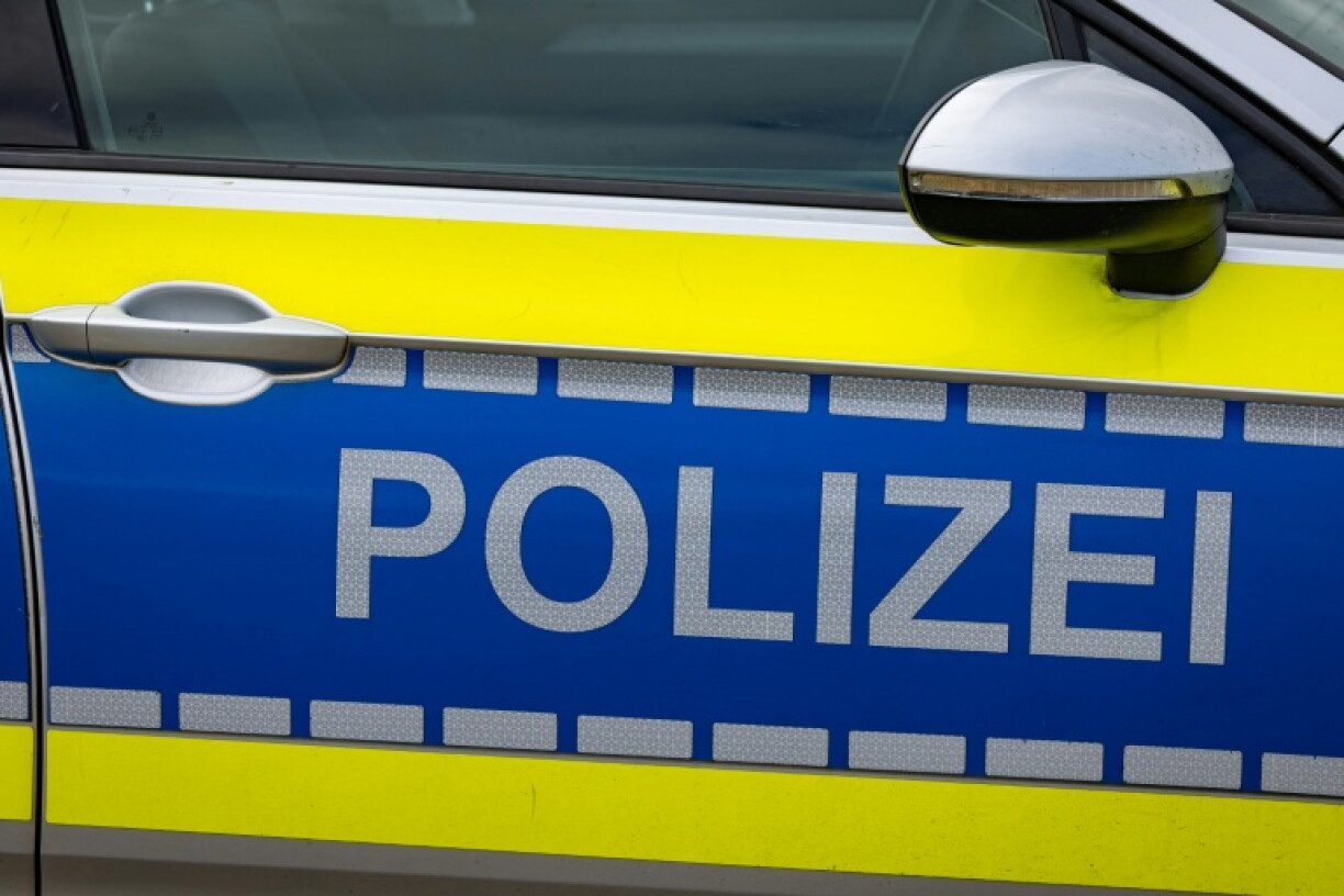 Ein mutmaßlich psychisch kranker Mann ist in München in ein Haus eingebrochen und hat sich mit nacktem Unterkörper zu einem Pärchen ins Bett gelegt. Der 48-Jährige verschaffte sich laut Polizei Zugang zu dem Einfamilienhaus im Stadtteil Solln.