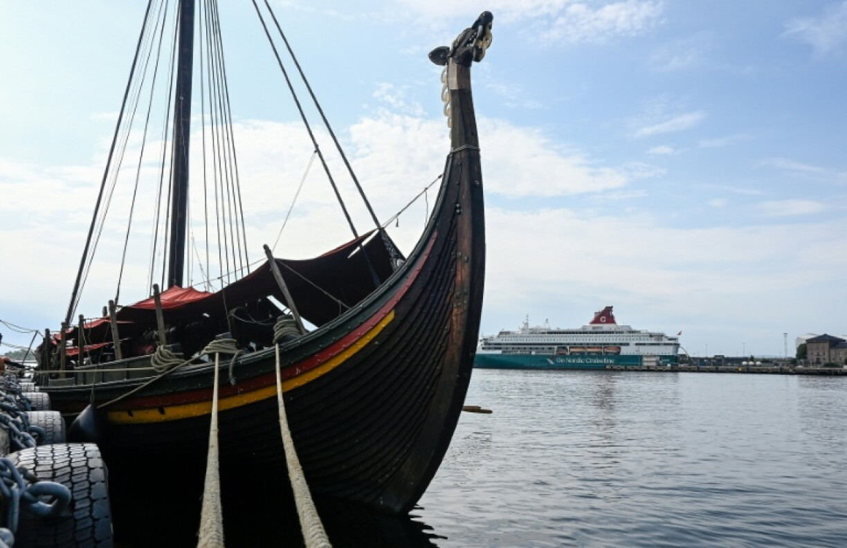 Le Draken Harald Hårfagre, navire utilisé dans le film "L'Odyssée", de Christopher Nolan, est amarré devant l'Opéra d'Oslo, le 14 août 2026