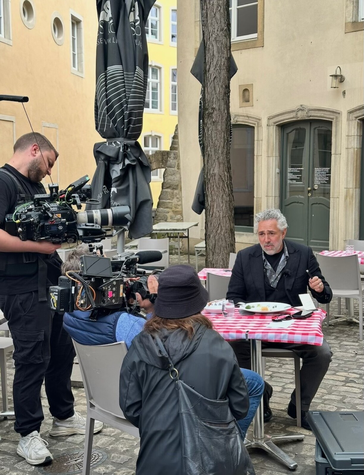 Hei gesäit een de Kach a Moderator Roland Trettl bei den Dréiaarbechten an der Stad Lëtzebuerg.