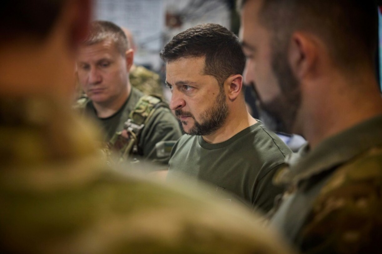 Le président ukrainien Volodymyr Zelensky visite le poste de commandement principal du groupe opérationnel-tactique