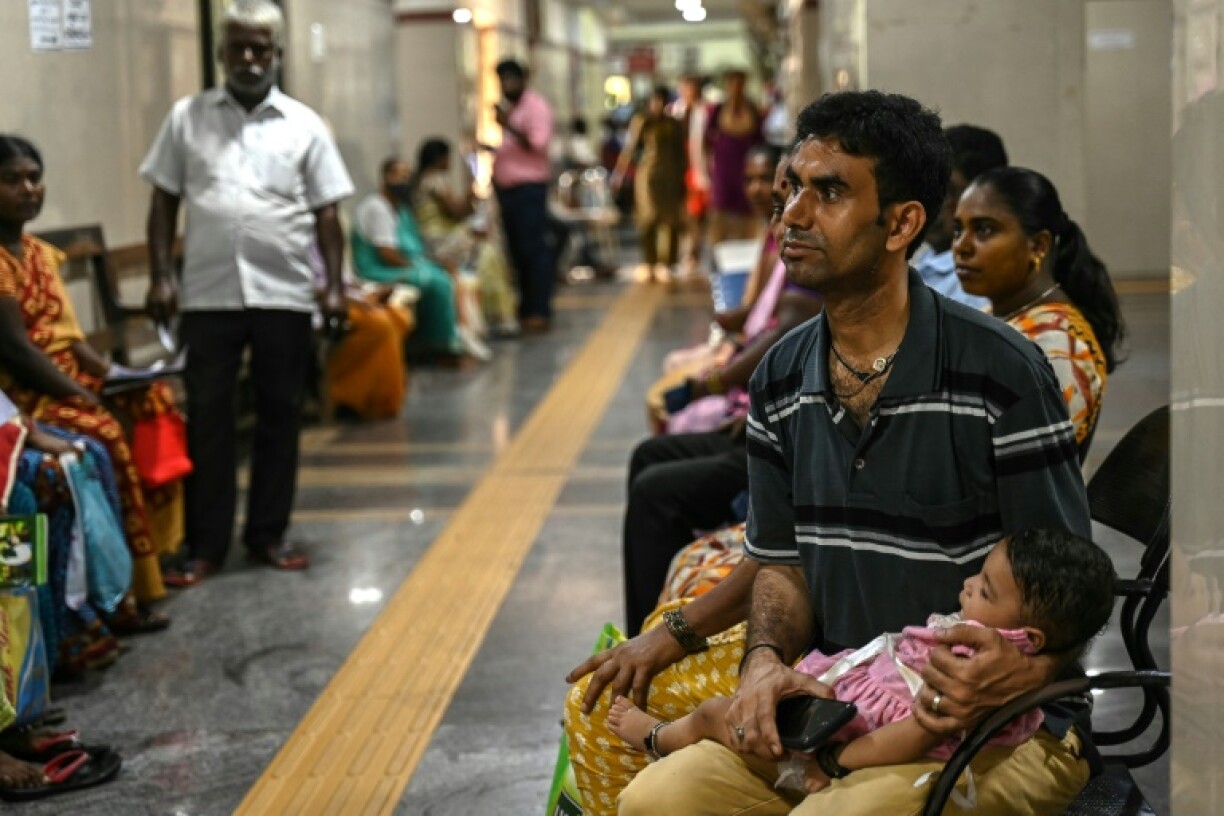 Des Indiens patientent dans un hôpital public durant une grève nationale de médecins en colère après le viol et le meutre d'une jeune collègue, à Chennai me 17 août 2024.
