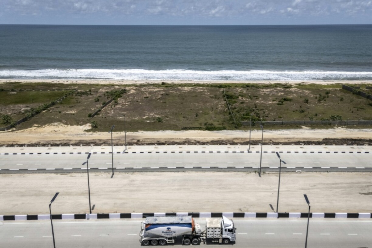 Vue aérienne d'un camion Dangote circulant sur l'autoroute côtière Lagos-Calabar, dans la péninsule de Lekki, dans l'État de Lagos, le 17 avril 2026.