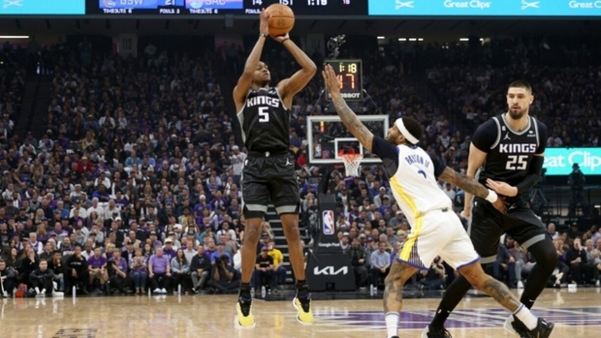 De'Aaron Fox des Sacramento Kings tire devant Gary Payton II des Golden State Warriors lors du match 2 de play-offs entre les deux équipes à Sacramento le 17 avril 2023