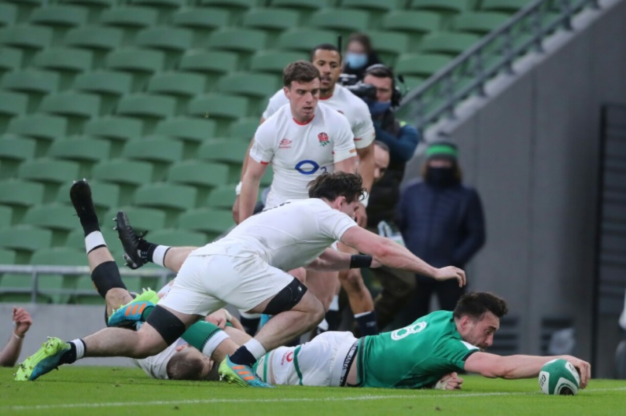 Le numéro 8 irlandais Jack Conan marque un essai face à l'Angleterre, lors de leur match du Tournoi des Six nations, le 20 mars 2021 à Dublin