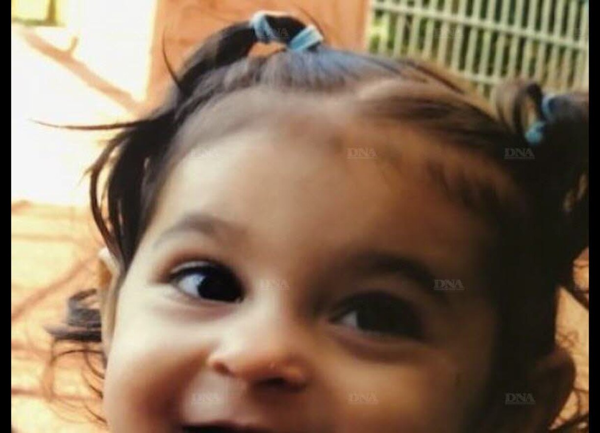 La petite Elisabeta, 17 mois, type caucasien, cheveux bruns noués en deux petites couettes sur le haut du crâne, yeux marron, vêtue d’un haut blanc avec dentelles, d’une jupe rose pâle, pieds nus, a été subtilisée par un couple susceptible d’être issu du milieu familial. Les individus ont ensuite pris la fuite à bord d’un véhicule.