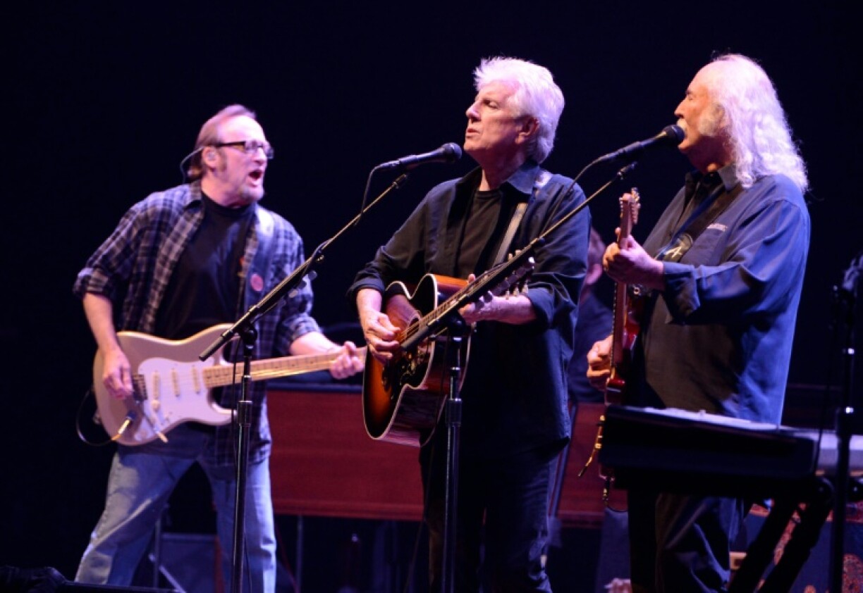 Les musiciens de folk rock Stephen Stills, Graham Nash et David Crosby en concert en 2012, ont apporté mercredi leur soutien à leur ancien comparse Neil Young dans son opposition à la plateforme Spotify