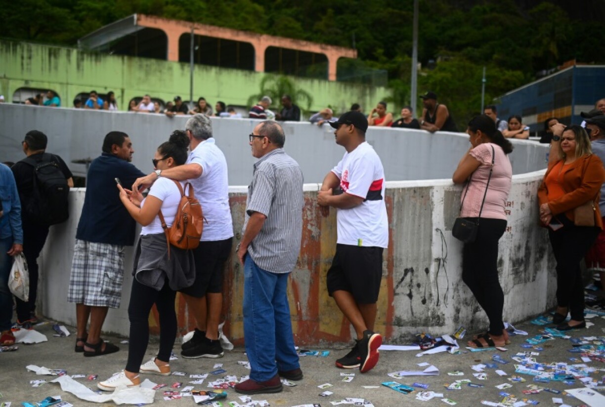 Des électeurs se rendent aux urnes pour le premier tour de la présidentielle brésilienne, le 2 octobre 2022 à Rio de Janeiro