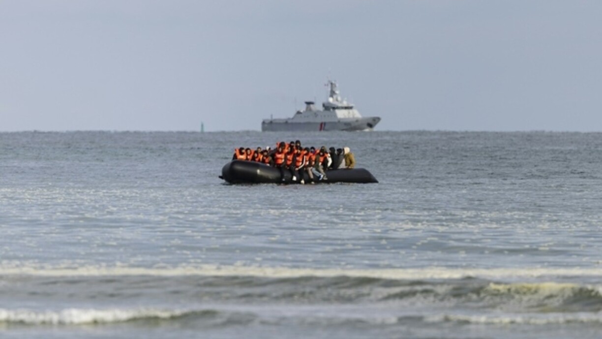 Des migrants à bord d'un bateau de passeurs pour tenter de traverser la Manche jusqu'au Royaume-Uni, sur la plage de Gravelines, près de Dunkerque, dans le nord de la France, le 26 avril 2024