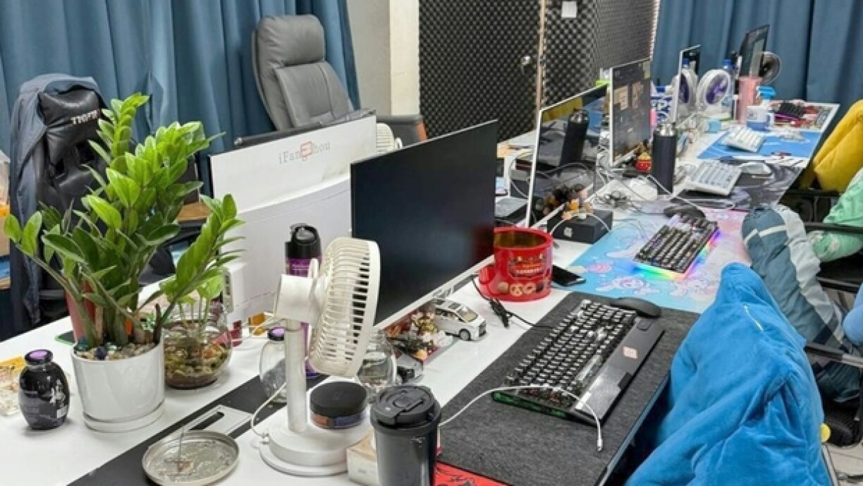 Photo prise le 15 juillet 2025 et publiée le 16 juillet par l'Agence Kampuchea Presse (AKP) dans un centre d'escroquerie par internet à Phnom Penh