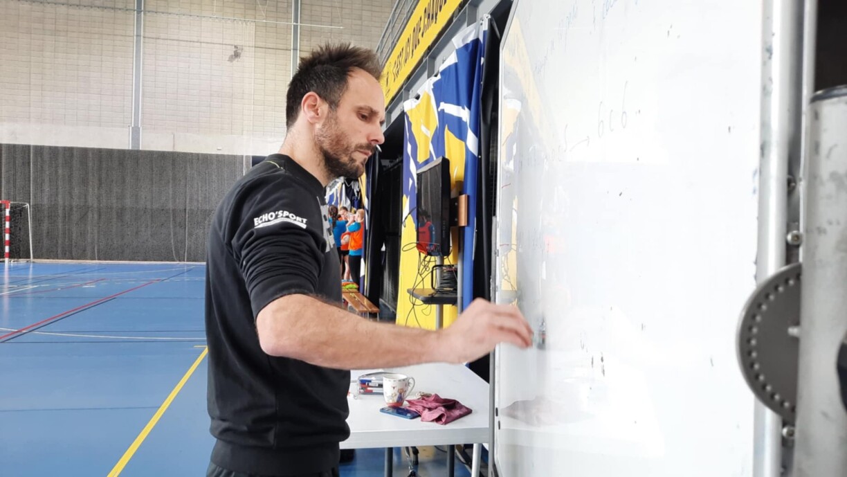 Élu meilleur entraîneur mondial d'une équipe féminine en 2019, Emmanuel Mayonnade dirige l'effectif professionnel féminin depuis dix ans.