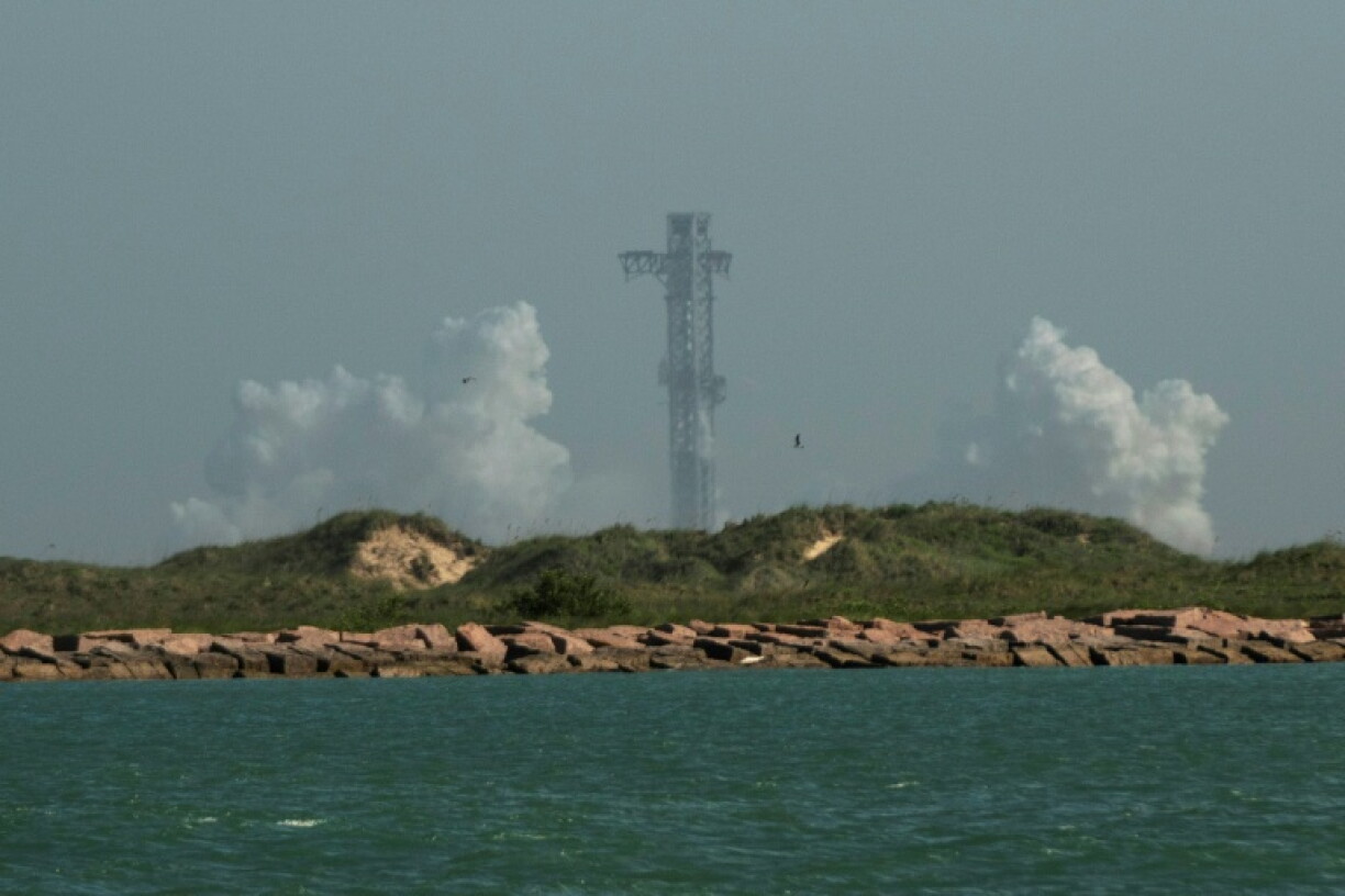 La fusée Starship de SpaceX avant son lancement prévu depuis Starbase, lors du 13e vol d'essai à South Padre Island, au Texas, le 16 juillet 2026