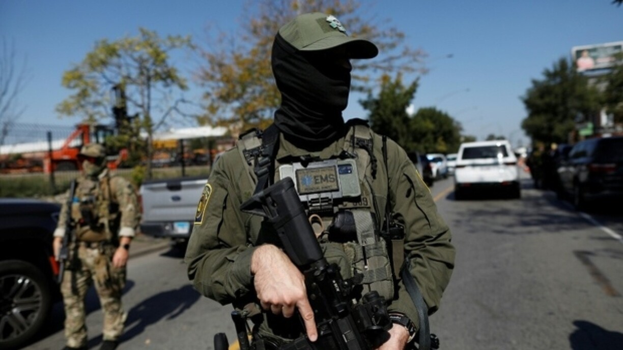 Un agent masqué de la patrouille frontalière des douanes et de la protection des frontières des États-Unis (CBP) à Chicago, le 4 octobre 2025 dans l'Illinois