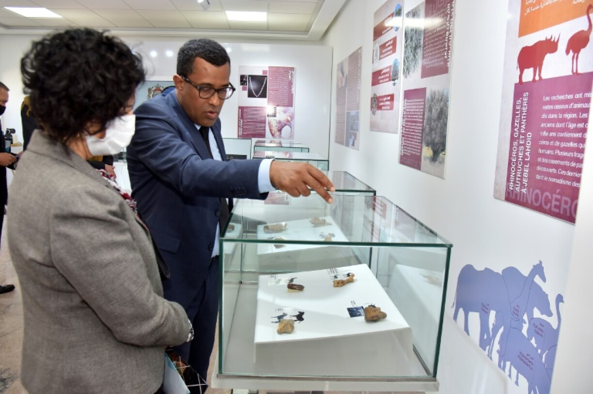 Abdeljalil Bouzouggar (d) de l'Institut national d'archéologie et du patrimoine culturel (INSAP) présente de parures, le 18 novembre 2021 à Rabat