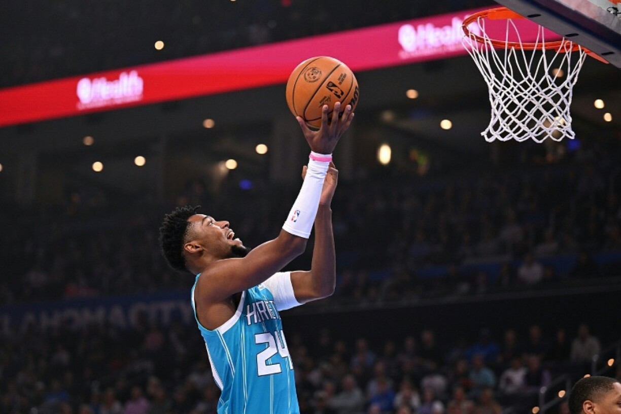 Brandon Miller, l'ailier des Charlotte Hornets, monte au panier lors d'une rencontre de NBA sur le parquet du Thunder, à Oklahoma, le 5 janvier 2026