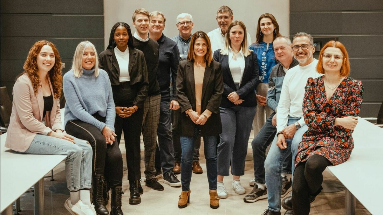 Foto v.l.n.r.: Zoé Krier, Sonja Schneider, Talitha Schroeder, Felix Mores, Joé Mujkic, Romain Becker, Gloria Oé-Galvez, Patrick Krings, Anne Becker, Laura Bombardella, Jean-Luc Cornaro, Robert Oé, Diane Klopp-Darquenne